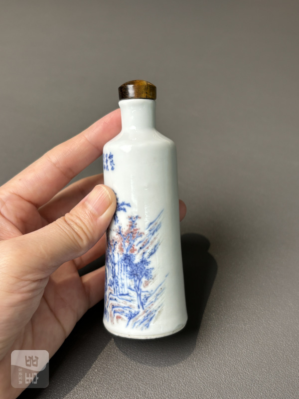 清光绪 青花釉里红山水人物图诗文鼻烟壶（带木底座） - 图7